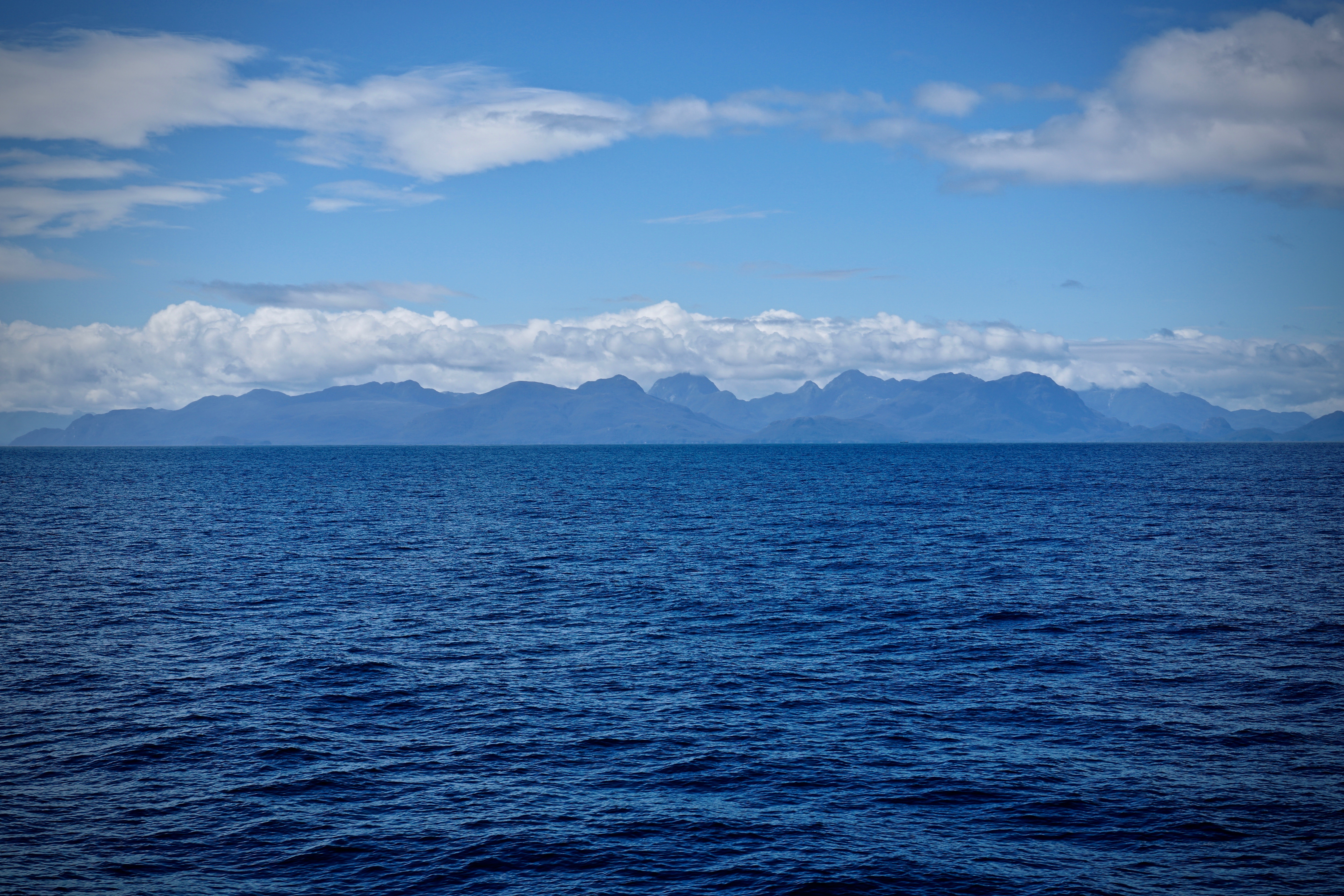 Das tiefblaue Meer und die Ausläufe der Anden