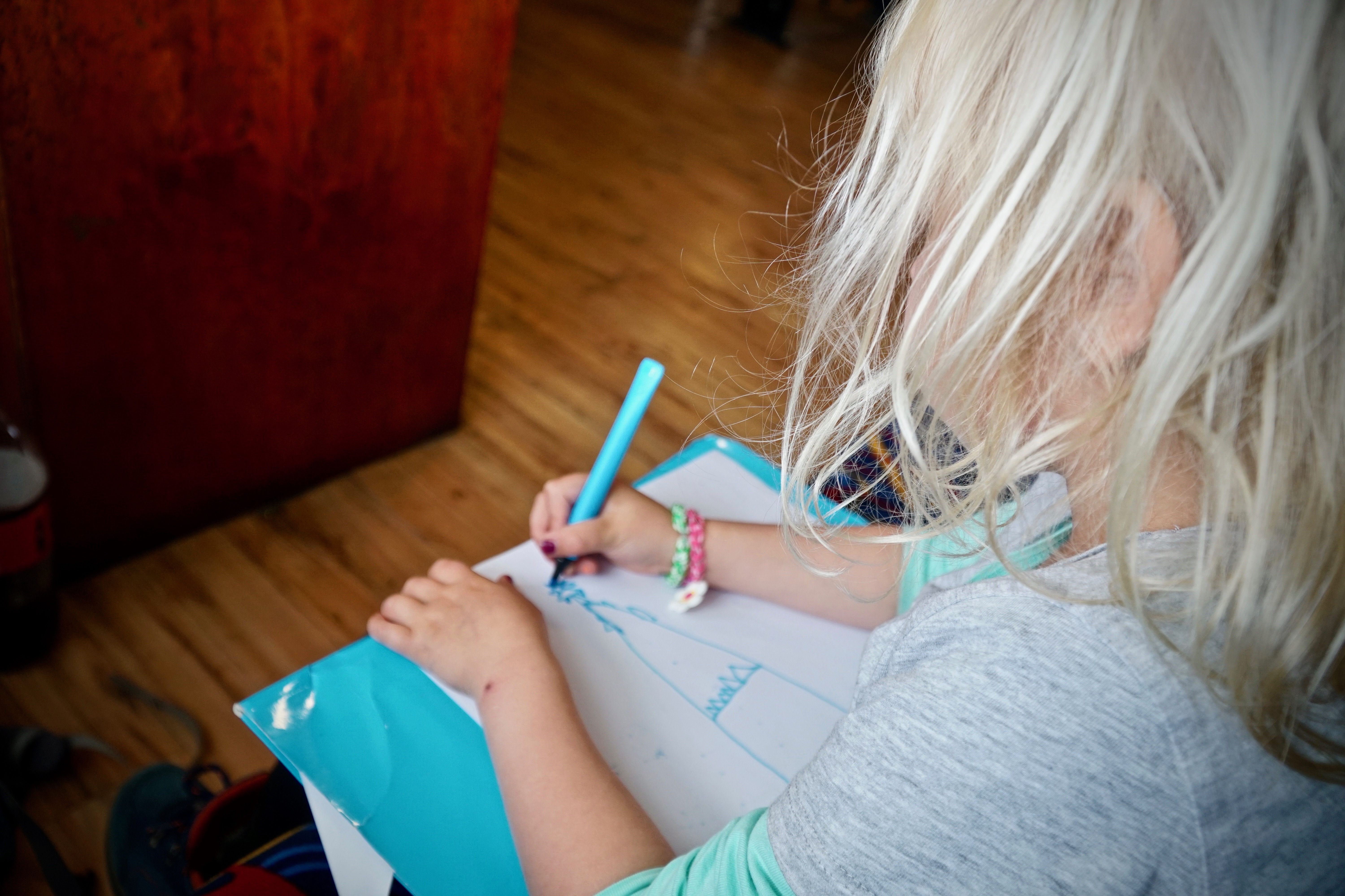 Leonie bei ihrer Lieblingsbeschäftigung - Malen