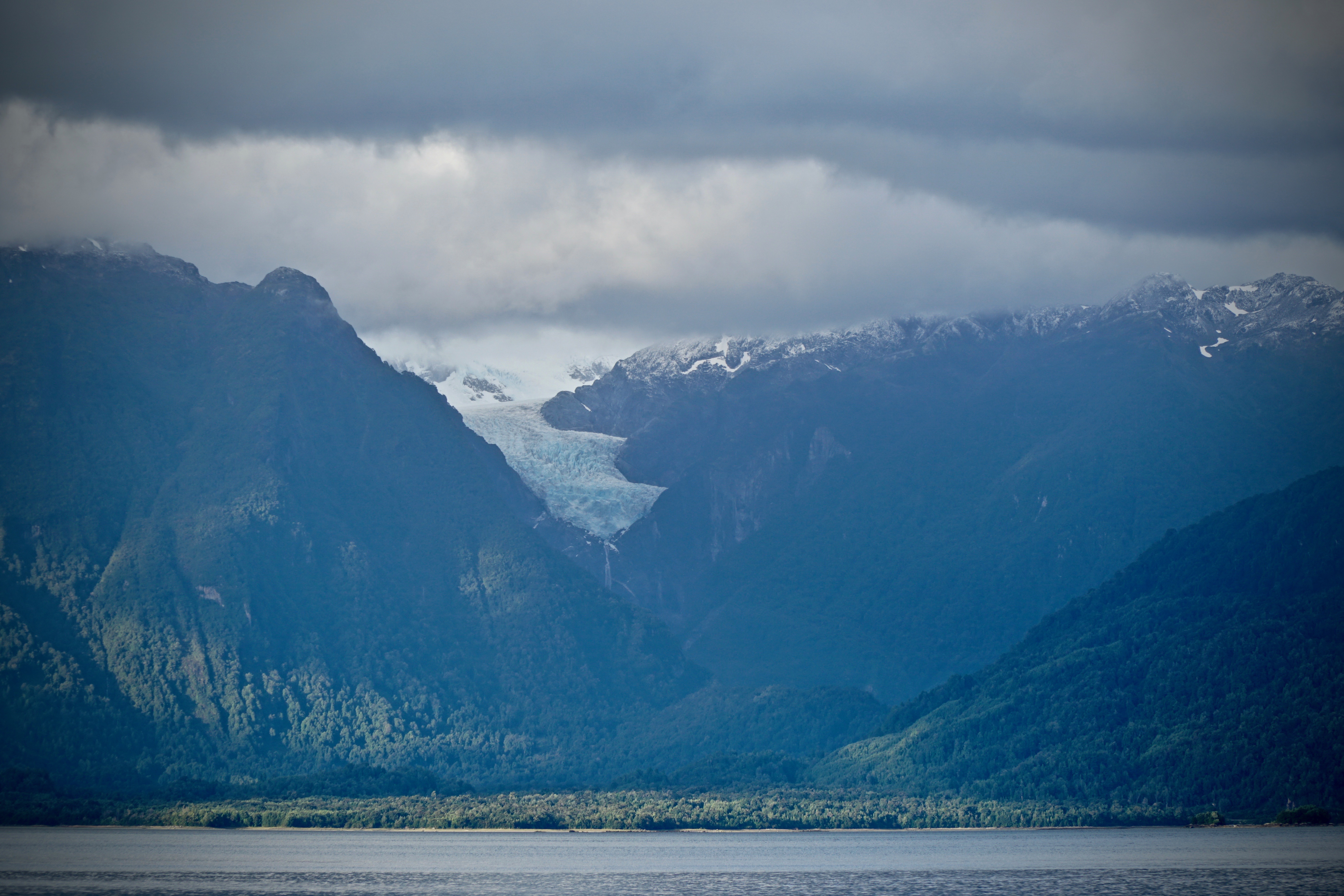 Hängegletscher trifft Küste
